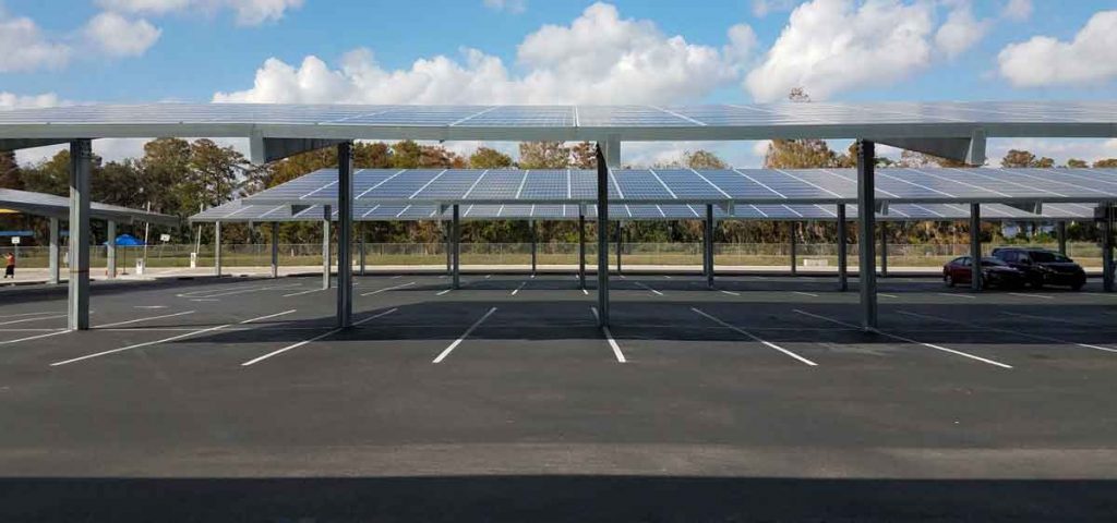 Estacionamiento de empresa on paneles solares