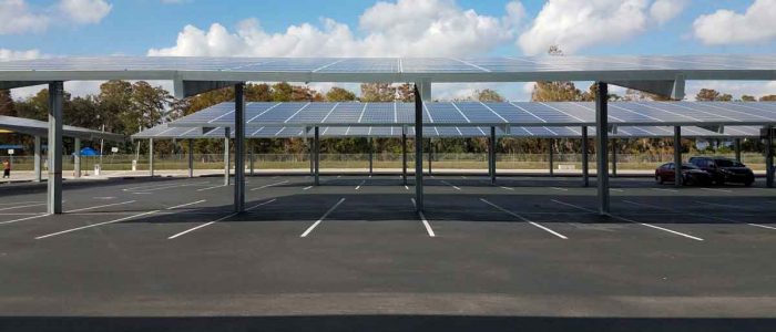 paneles solares de estacionamiento visto de perfil