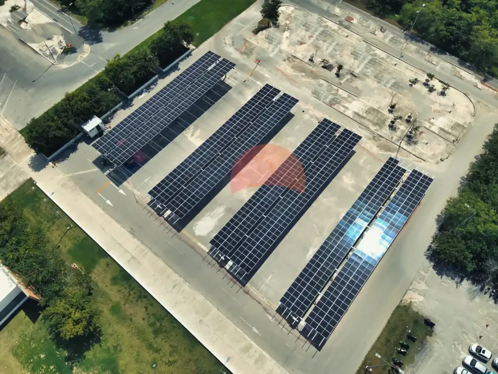 cuatro filas de paneles solares en un estacionamiento
