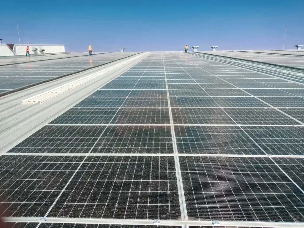 dos filas larguísimas de paneles solares sobre un techo blanco