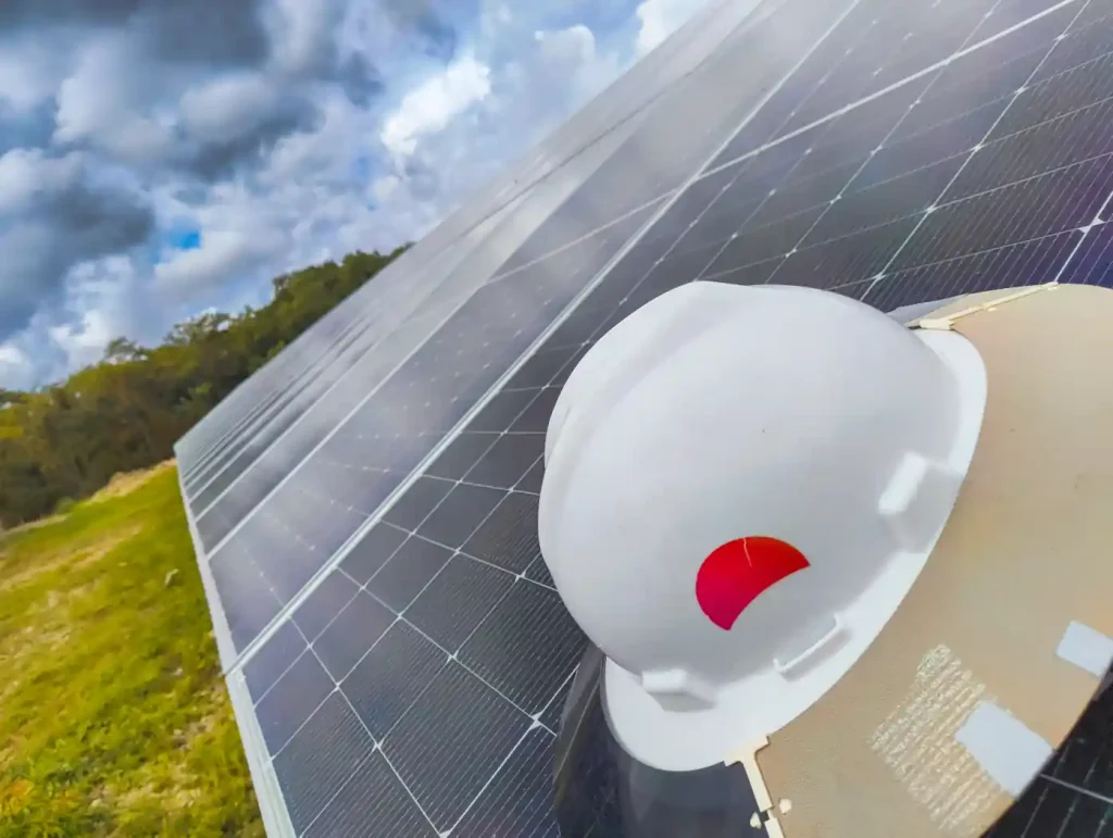 casco con logo de solarfy sobre paneles solares